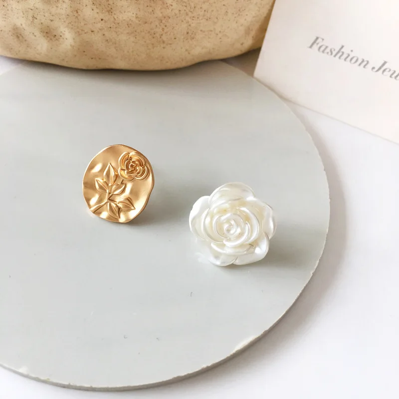 

Асимметричные матовые металлические красивые поддельные серьги темпераментные цветы простые серьги для пирсинга