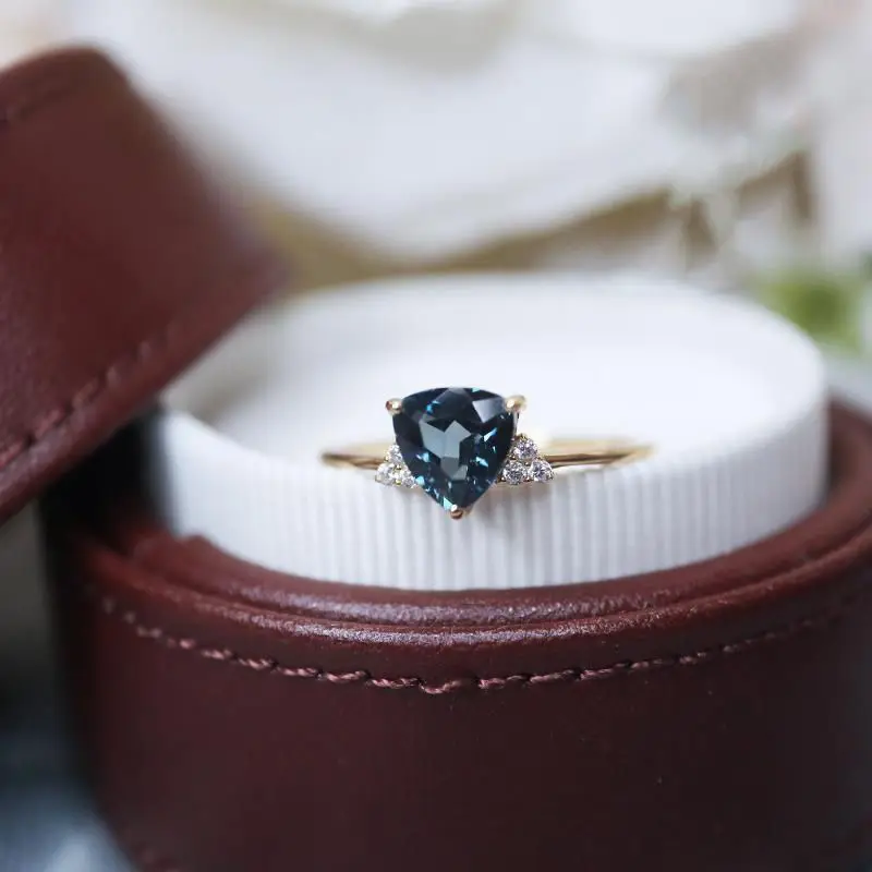[Festival] Natural London Blue Dark Topaz Triangle Shining Zircon Ring S925 Silver Fashion |