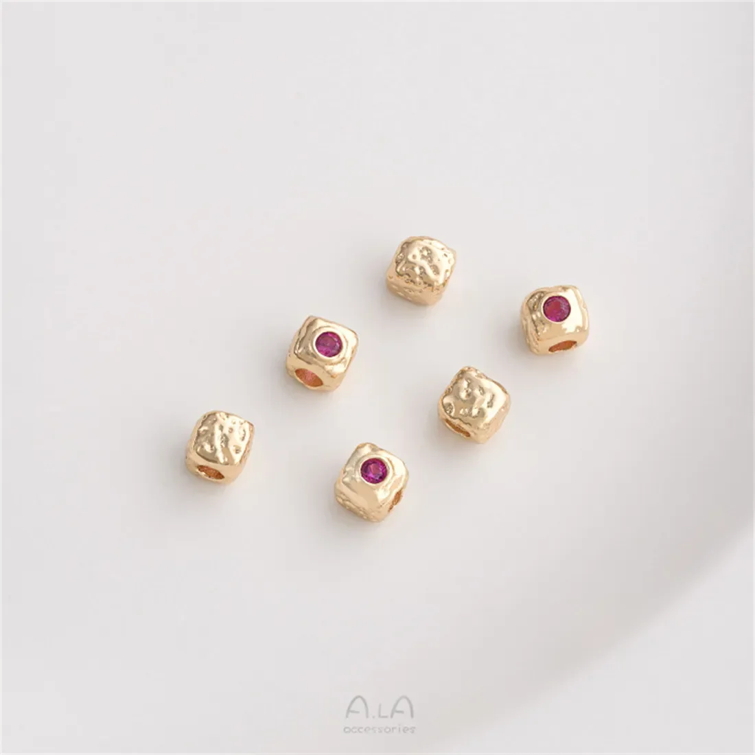 Квадратные бусины с инкрустацией золотом 14 карат красные циркониевые зеленые