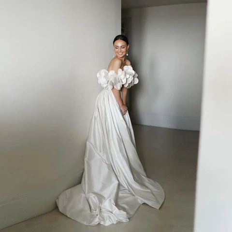 Simple Beige Satin Strapless Wedding Dress Hi Low Sweep Train Banquet Dress Women Hand Made Floral Appliques Slit Bridal Dresses