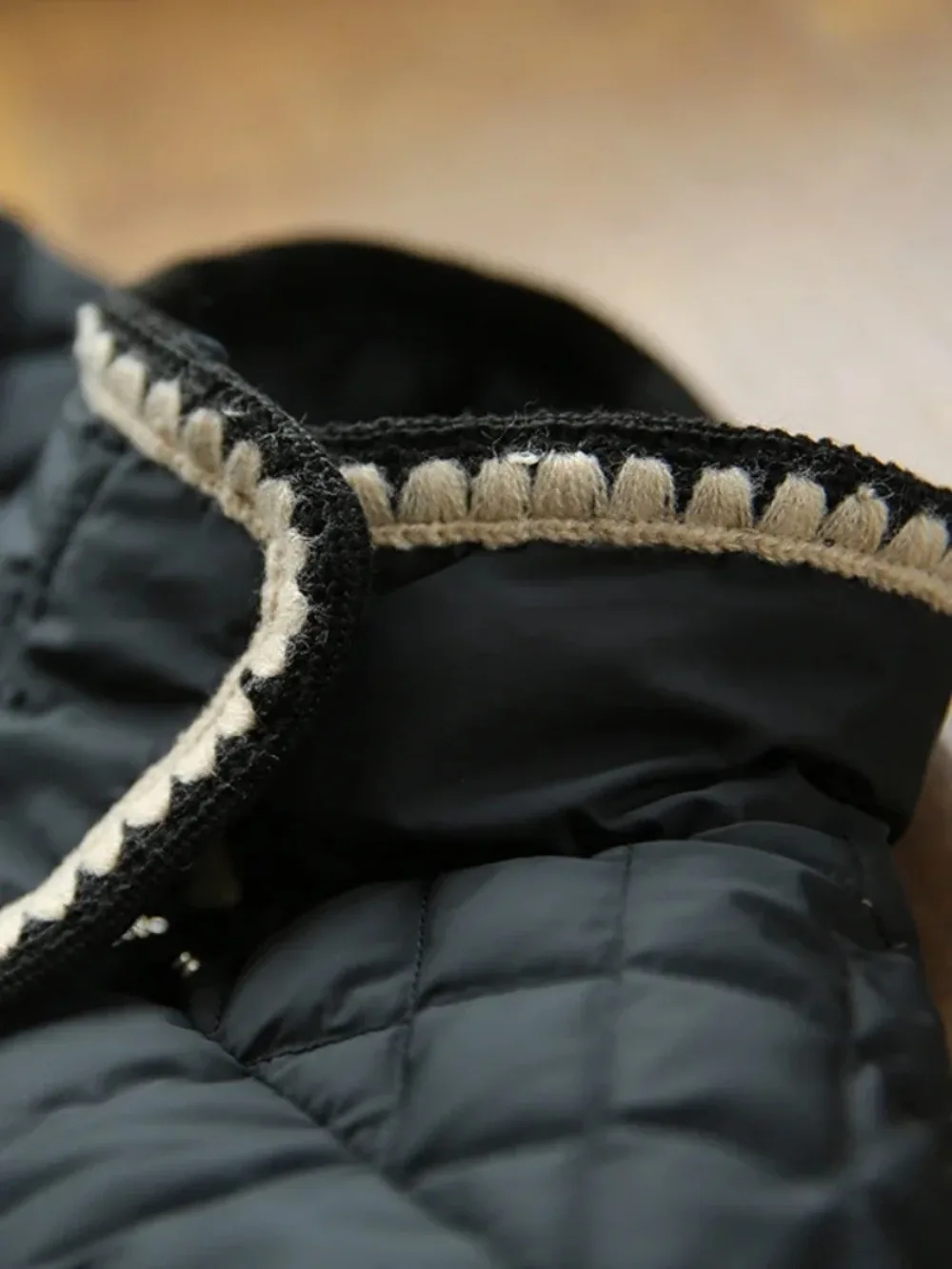 Пуховик женский зимний на белом утином пуху с воротником-стойкой и кружевом