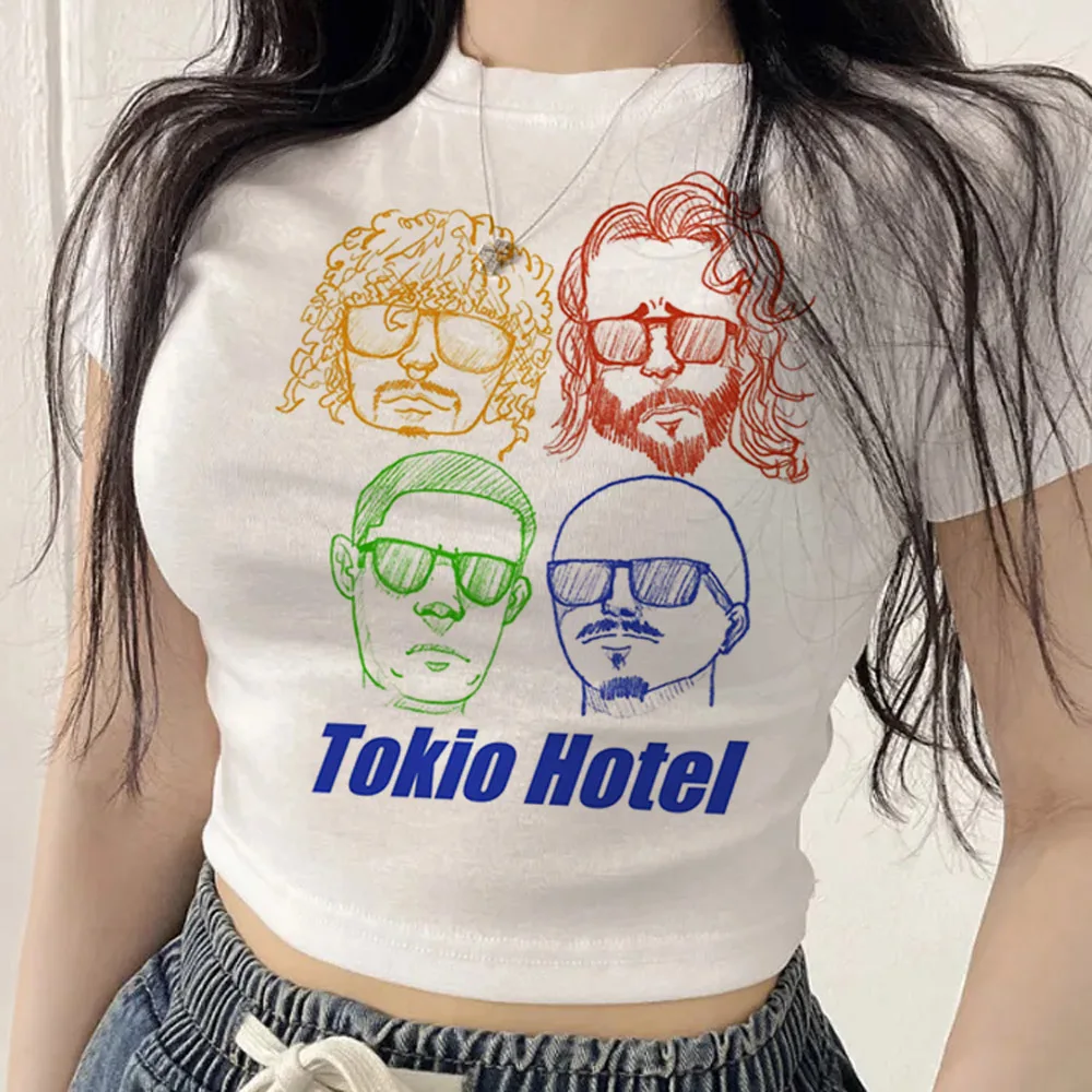 Фото Футболка-кроп-топ Tokio Hotel для девушек в стиле Y2K, милый гранж, кавай, забавная футболка в стиле манга, аниме, готика, 2000-е №3