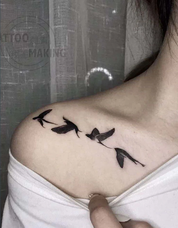 

Водостойкая тату-наклейка «Летающая Ласточка» для мужчин и женщин