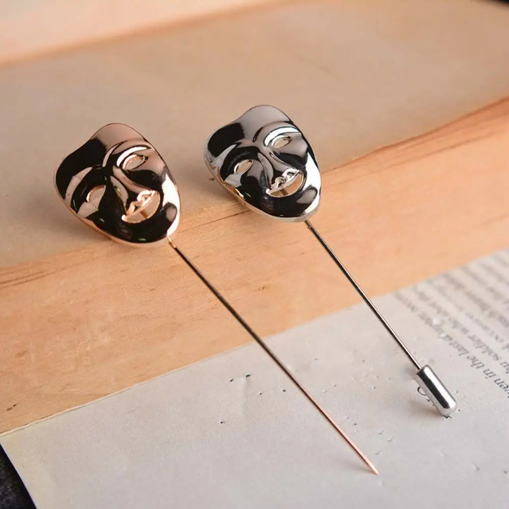 Золотая брошь маска