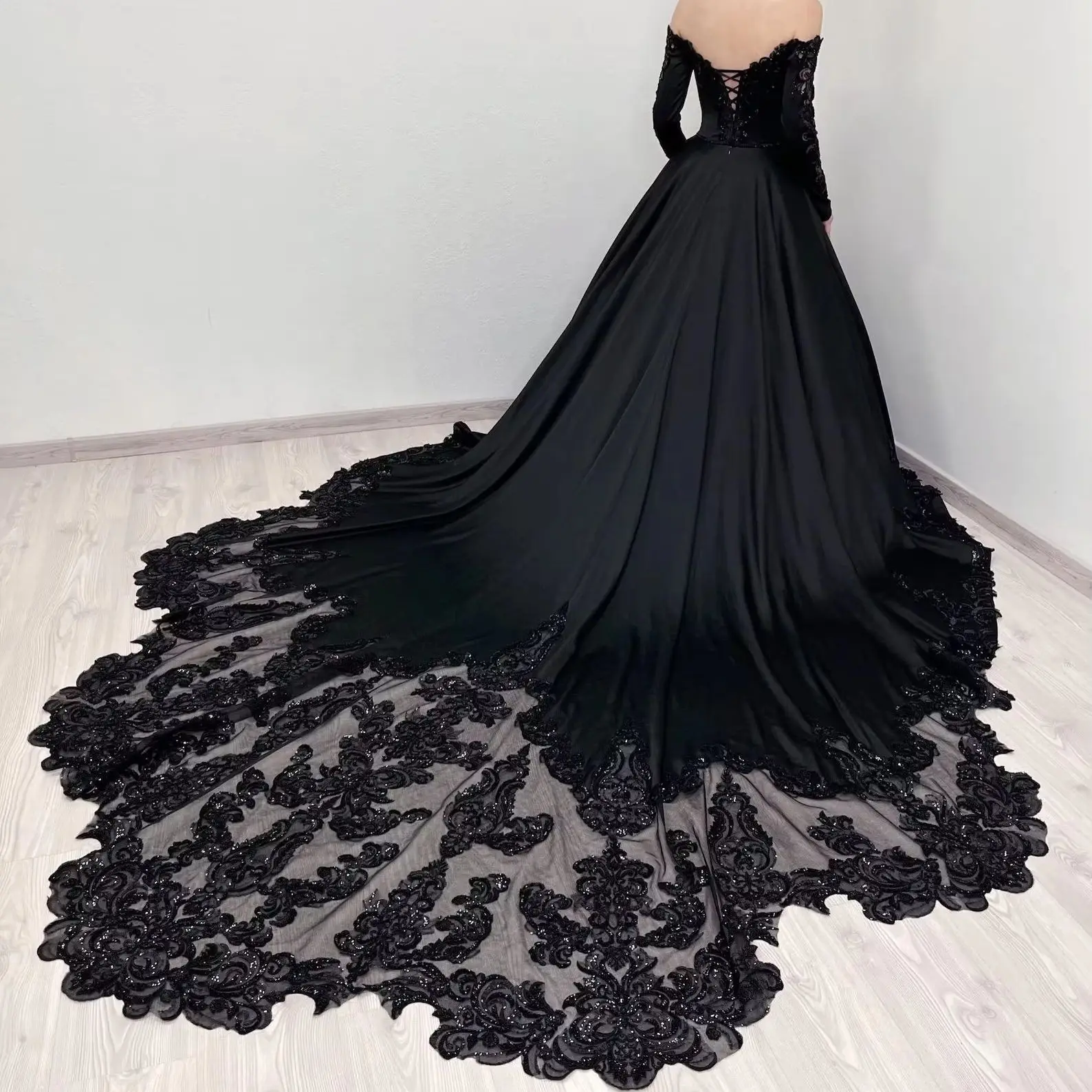 Фото Элегантное черное свадебное бальное платье Sheer Fairy для женщин с кружевным шлейфом, расшитое бисером, с открытыми плечами, роскошное свадебное платье SW558, на заказ №2