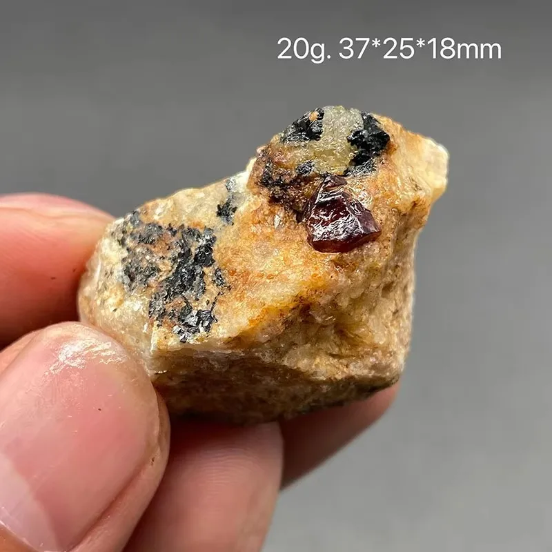 Необработанный коричнево-красный циркон WETFGTNM