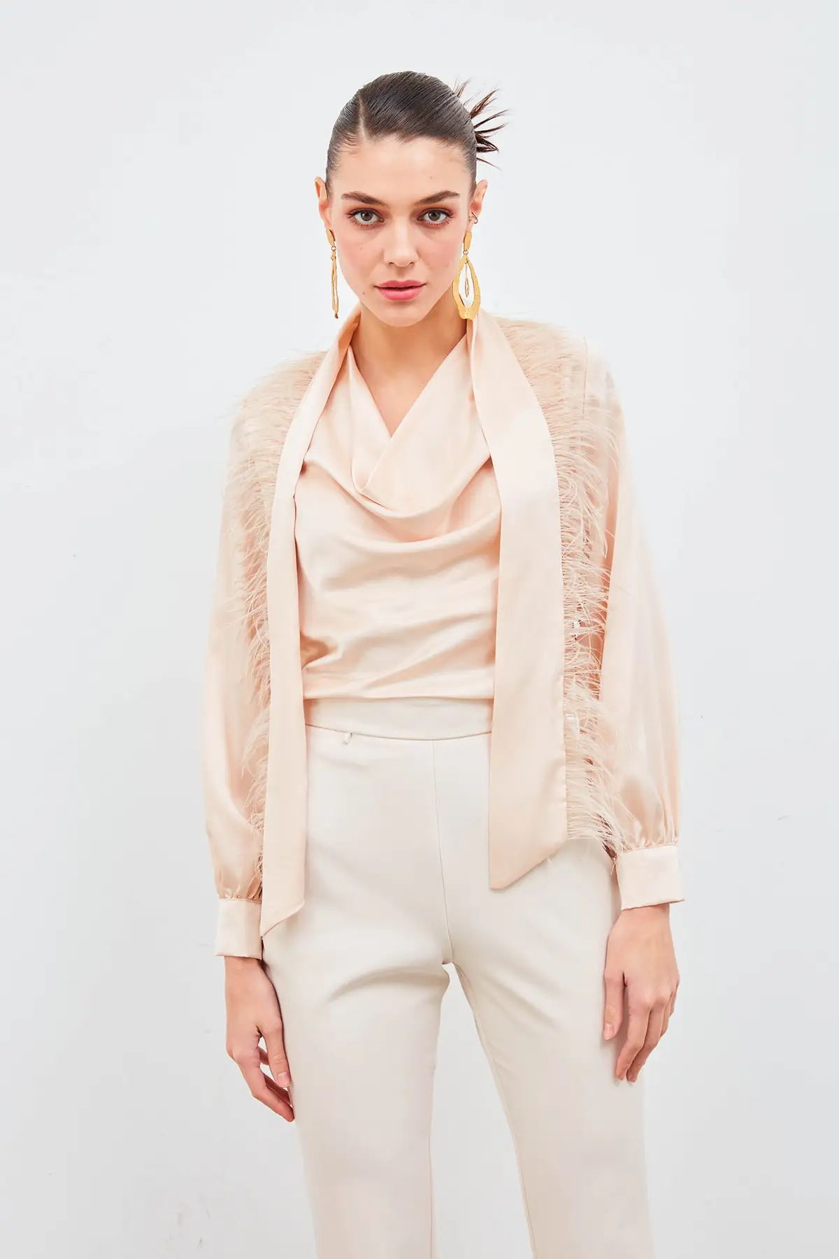 Рисунок 3 - Женская стильная блузка с перь