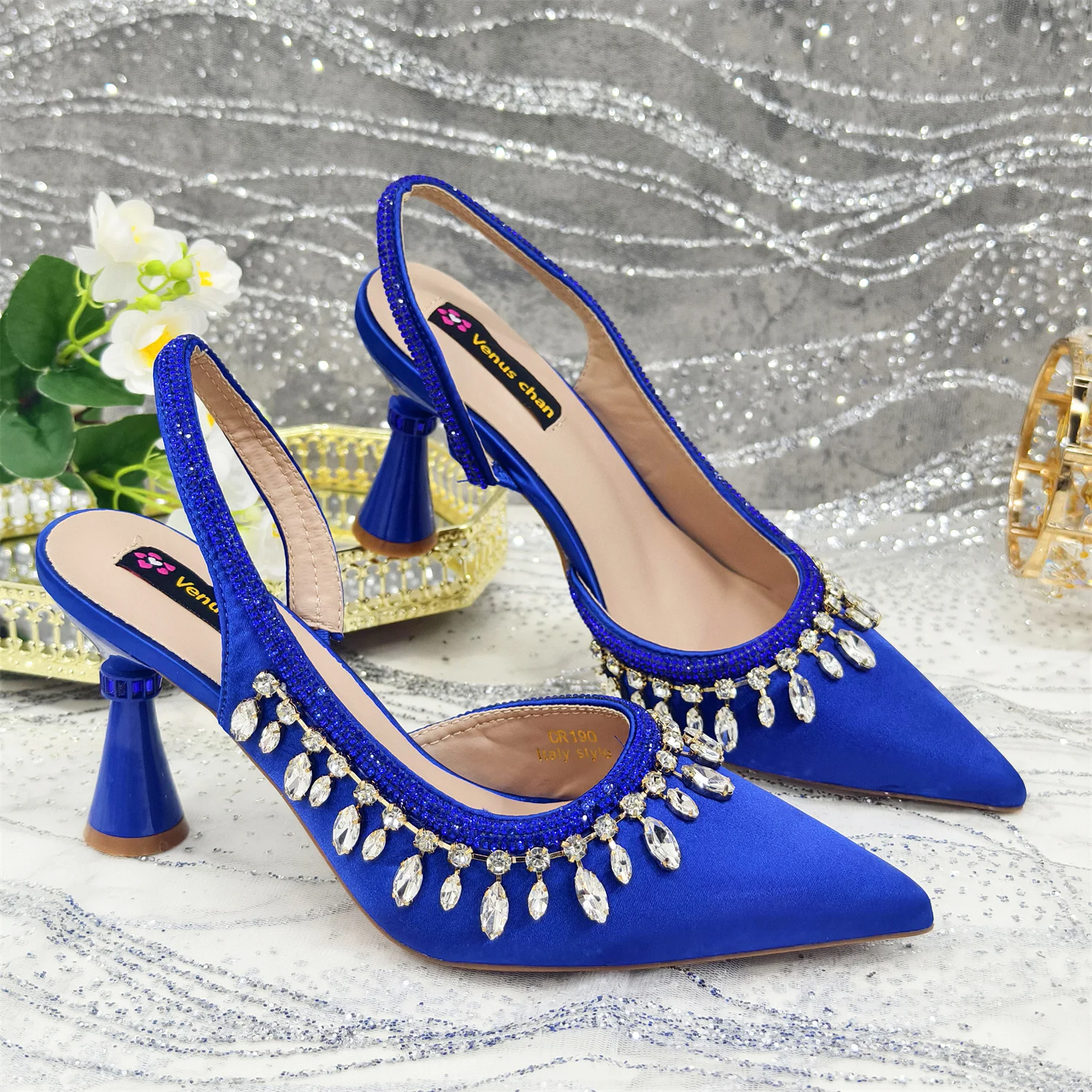 Мода 2025 года комплект туфель и сумок на высоком каблуке с острым носком стразами
