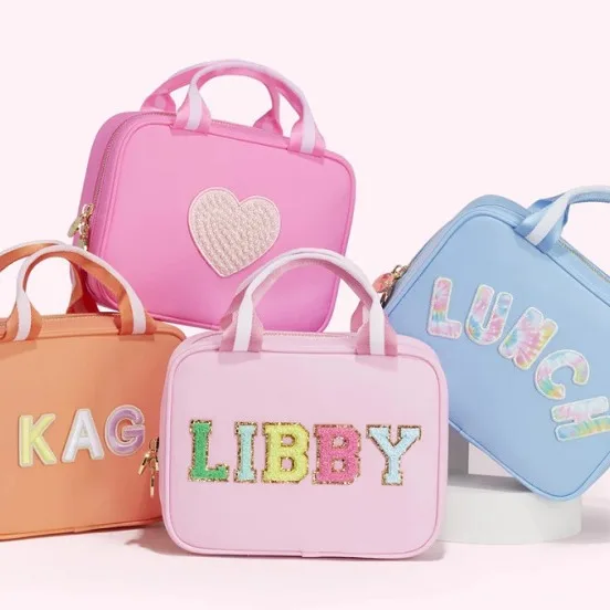 Индивидуальная сумка для ланча из синели с вышивкой изолированная