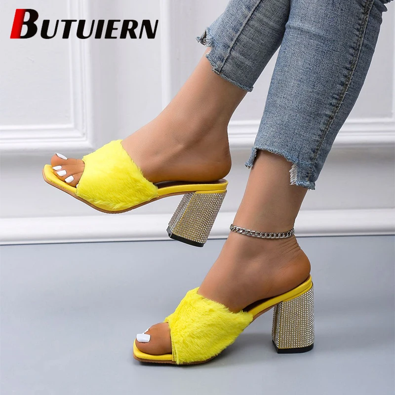 

2022 Summer New Square Toe Open Toe Rhinestone Thick Heel High Heel Fashion Yellow Fur Sandals Women Zapatos De Mujer Zapatos