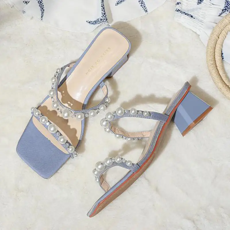 

Женские Сатиновые шлепанцы, выразительные летние туфли на квадратном каблуке 5 см, без застежек, в британском стиле, с жемчугом, пикантная обувь в Корейском стиле