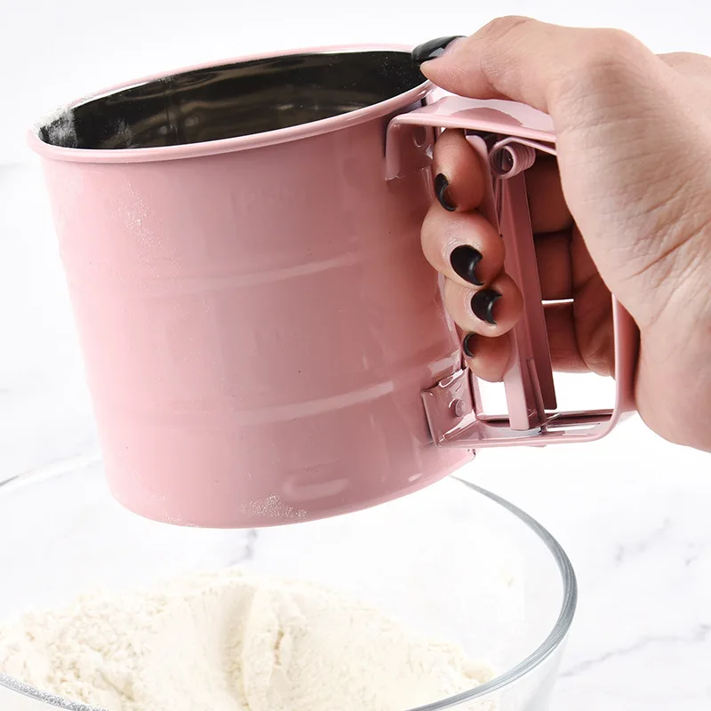 

Flour Sifter Baking Tool Semi-automatic Hand-Held Flour Shaker Hand Pressing Type Flour Sieve Macaron Pink Kitchen Accessories