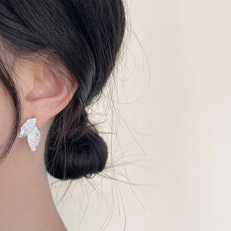 Женские серьги-подвески в виде листьев с кристаллами