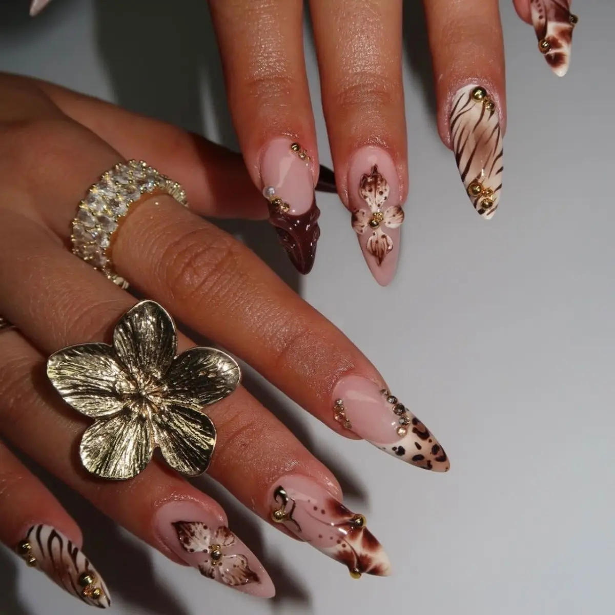 Фото Французские накладные ногти с леопардовым принтом и полосками, средней длины, с золотыми бусинами, съемные, в западном стиле №3