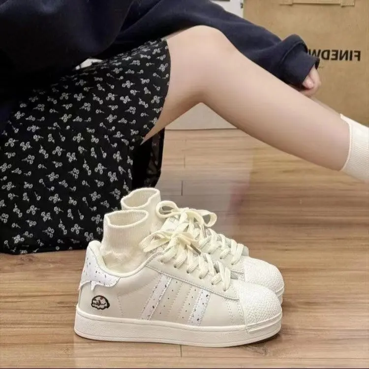 Женская обувь через плечо с круглым носком на танкетке 2024 разноцветные