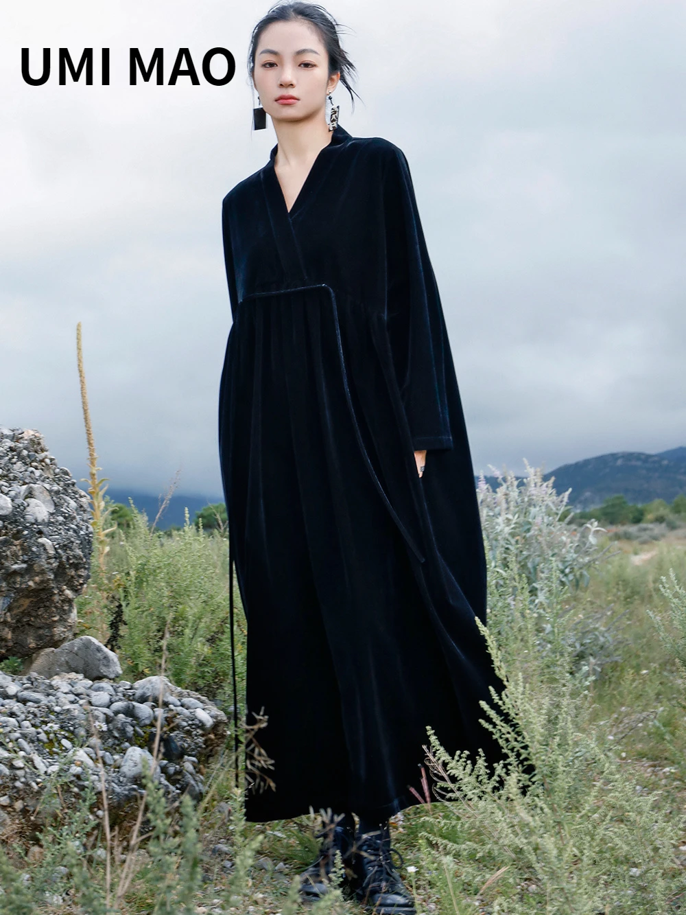 

UMI MAO Yamamoto Dark Retro V-neck Flocked Female 2022 Autumn New Temperament Loose Straps A-line Long Party Dress Elegant Y2K