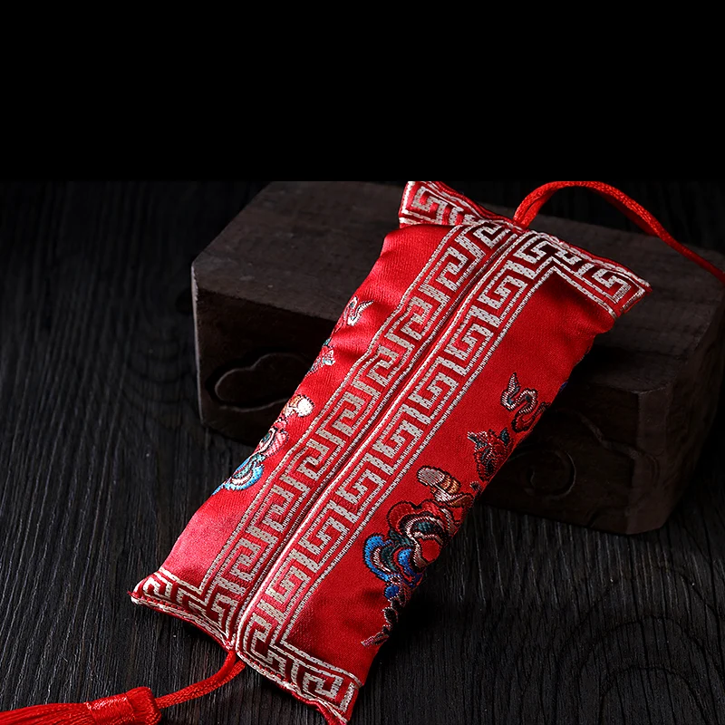 Тибетские буддистские изделия: комбинация восьми благоприятных порошков благовоний в саше для подвешивания в машине.