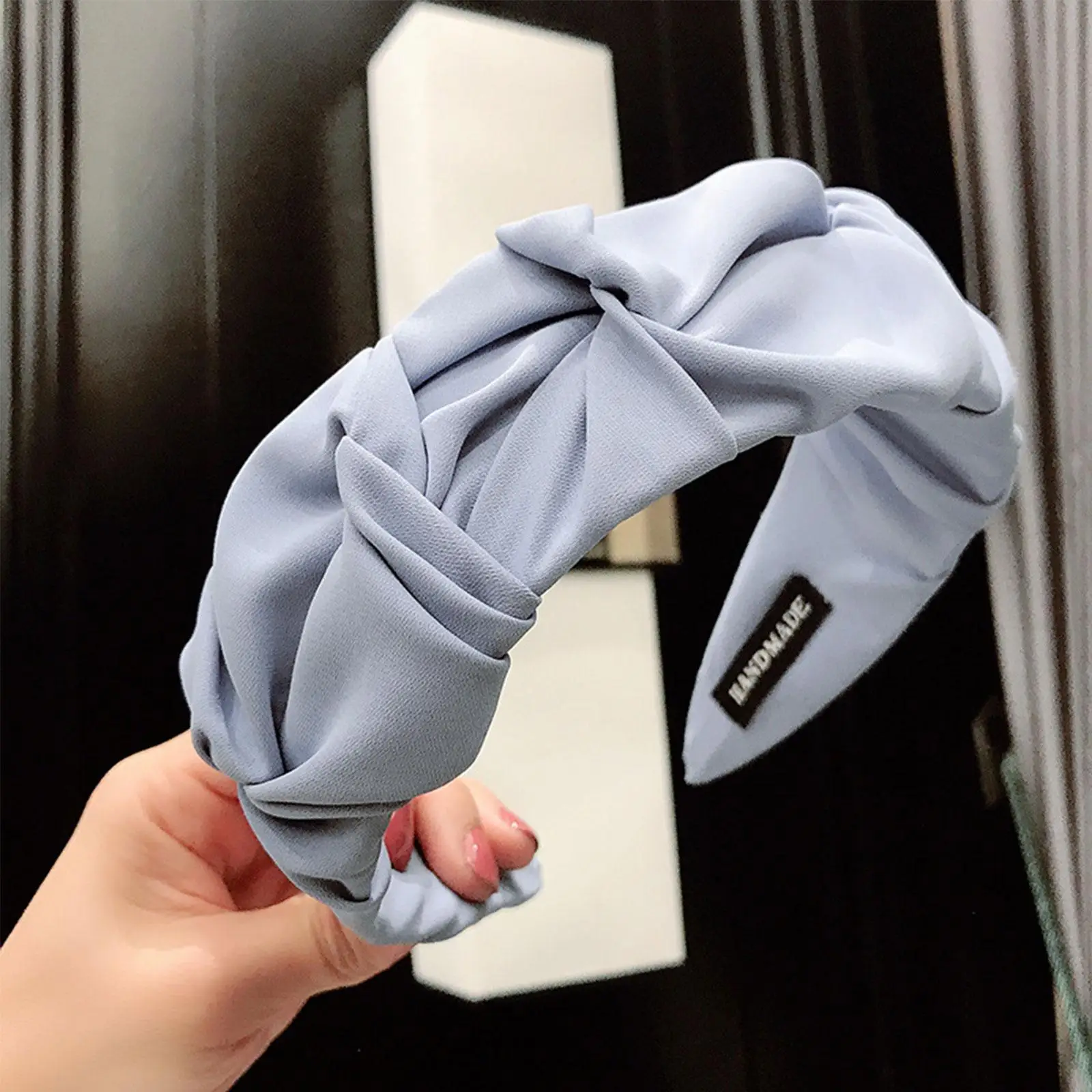 

Обруч для волос Женский, элегантная повязка на голову карамельных цветов, со складками, с широкими боковыми полосками, модный аксессуар на г...