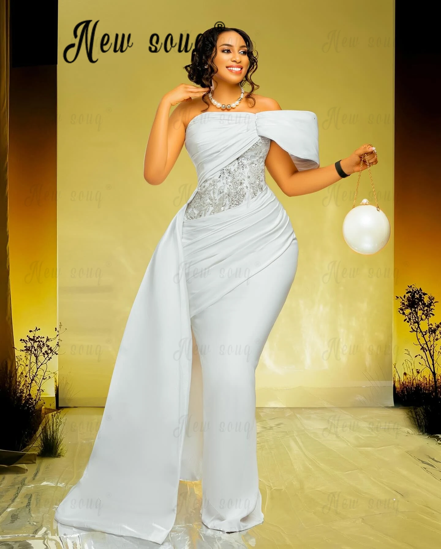 Женское свадебное платье со шлейфом белое с открытыми плечами и боковым