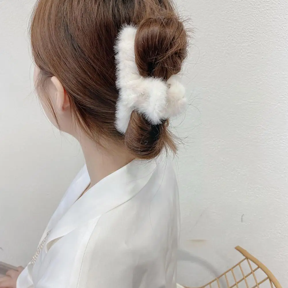 

Korean Elegant Plush Pearl Hairpins Hair Clips For Women Girl Fashion Simple Shark Clip Female Hair Claws Hair Accessories C8X8