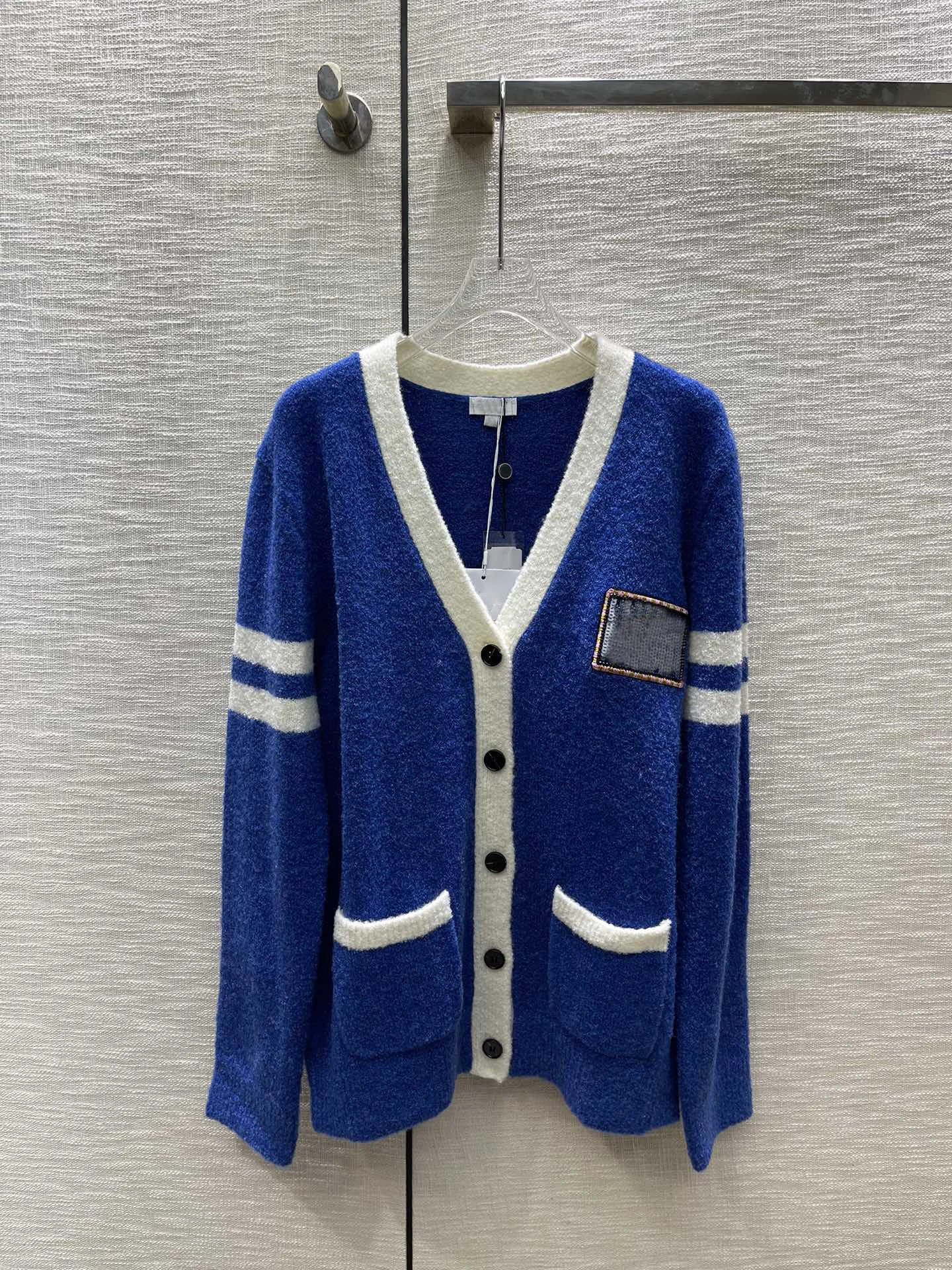 

2023Contrasting V-neck knitted cardigan, upper body super temperament gentle wear with a sense of advanced atmosphere9.9