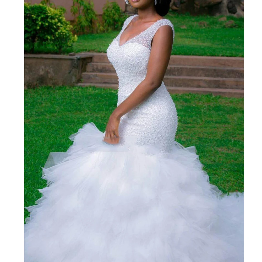 

Женское свадебное платье с юбкой-годе, оборками и глубоким V-образным вырезом