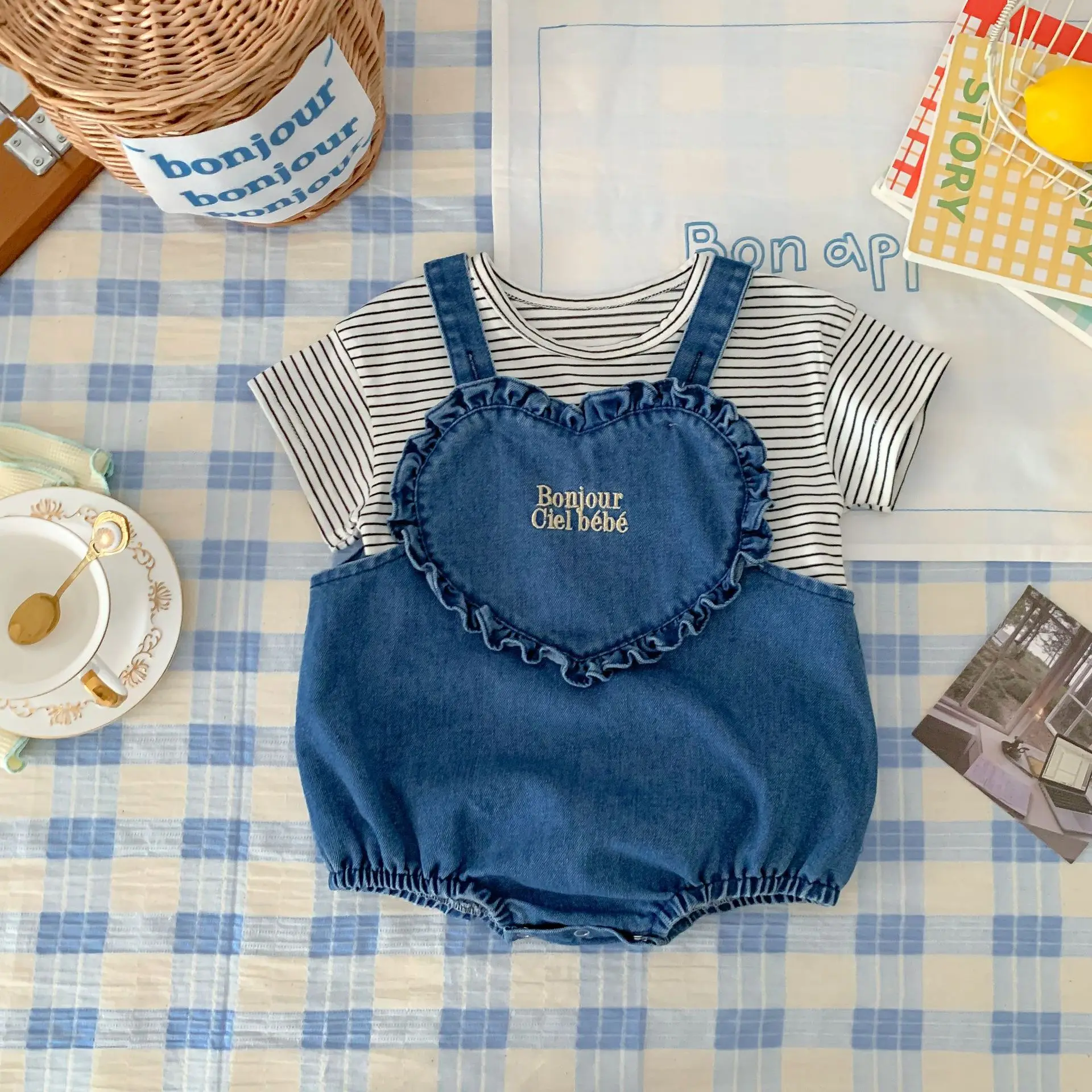 

2023 Korea Summer Infant Baby Girl 2PC Clothes Set Striped Short Sleeve Top Suspender Denim Love Romper Suit Toddler Girl Outfit