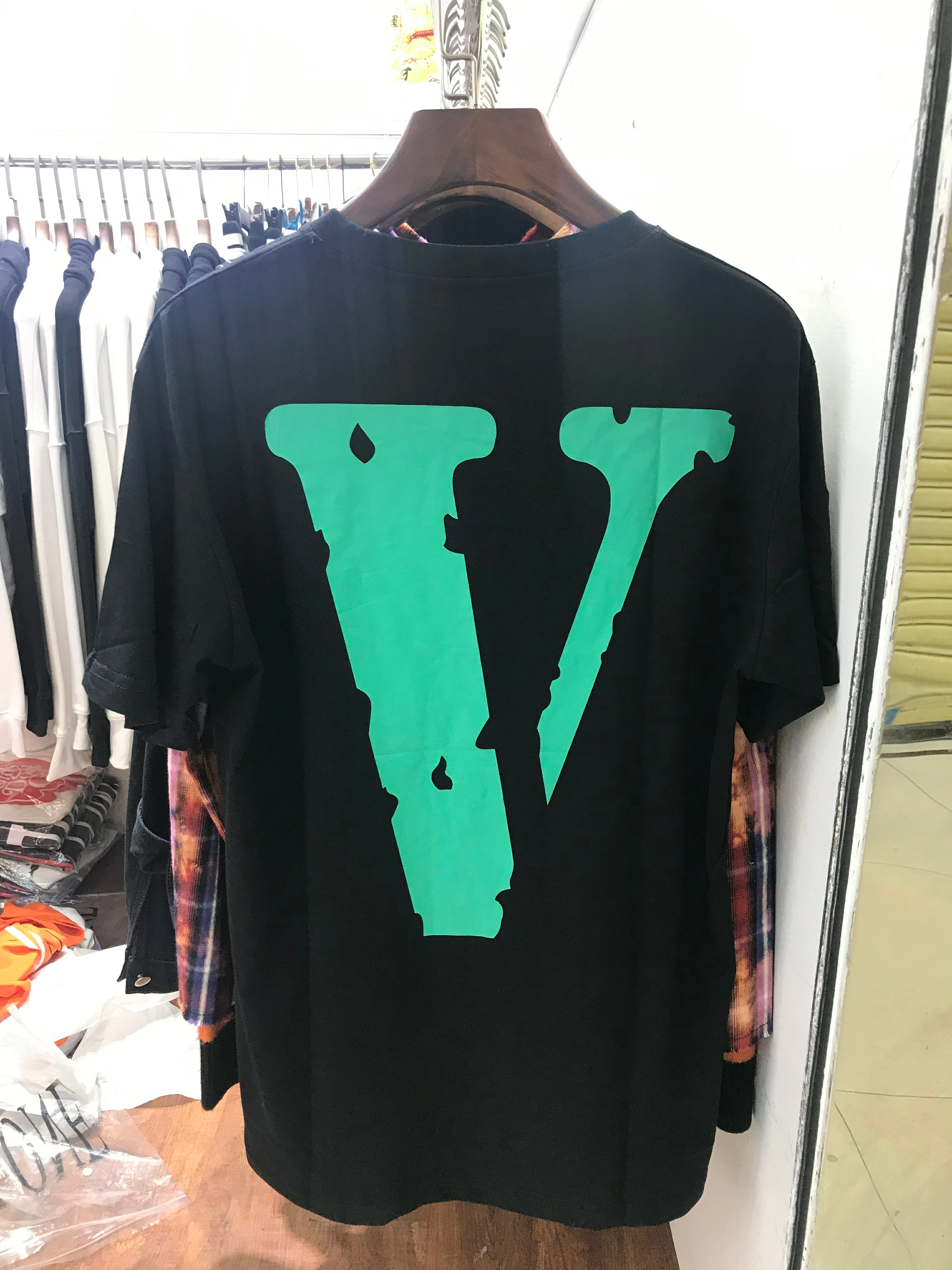 

VLONE Men's / Women's Couples Casual Fashion Trend High Street Loose 100% Cotton Reflective Letter V Round Neck T-Shirt 1230