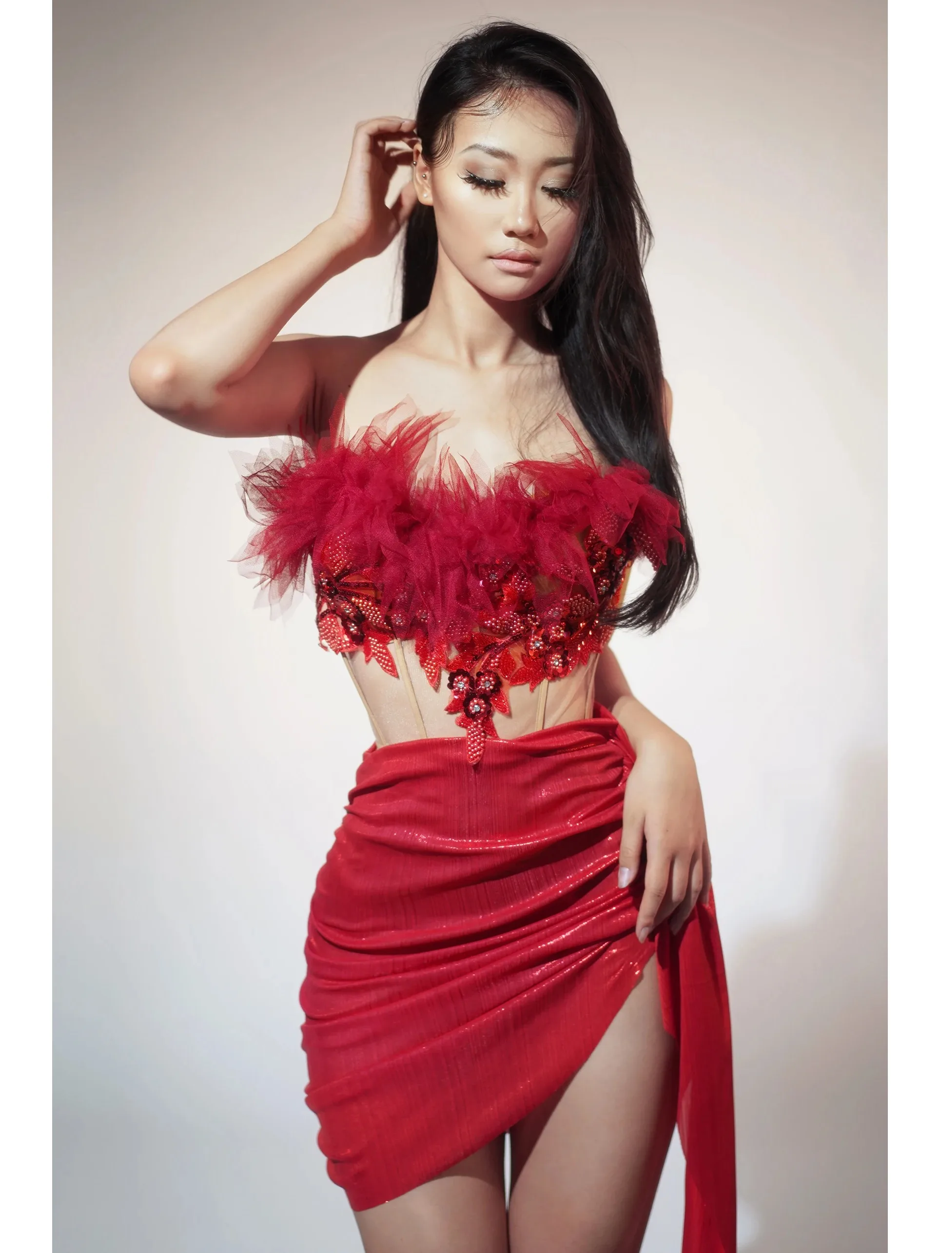 Женское облегающее мини-платье золотистого цвета без бретелек