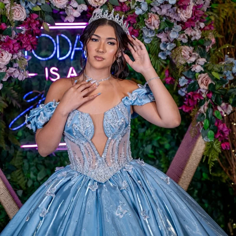 Фото Светло-голубое платье для церемонии Quinceanera с открытыми плечами, украшенное пайетками, кристаллами и кружевными аппликациями в виде бабочек, платья для церемонии Quinceanera. ﻿ Индивидуальный заказ №5
