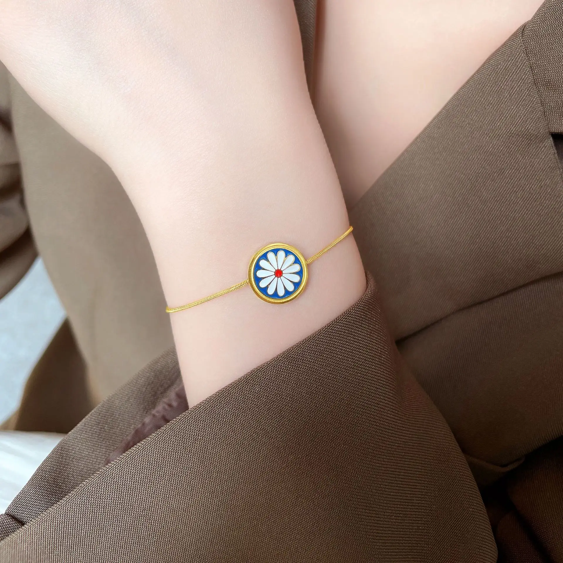 

Simple Retro Enamel Color Little Daisy Flower Bracelet Titanium Steel 18k Gold Plated Pull Bracelet For Women Jewelry Gift
