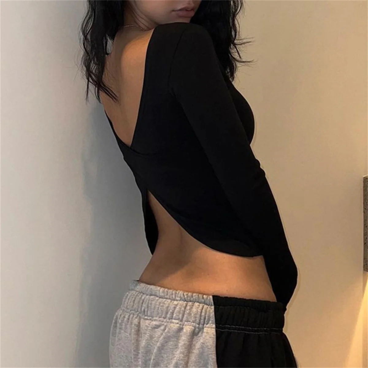 Кроп-топ женский с открытой спиной и длинным рукавом пикантная черная футболка в