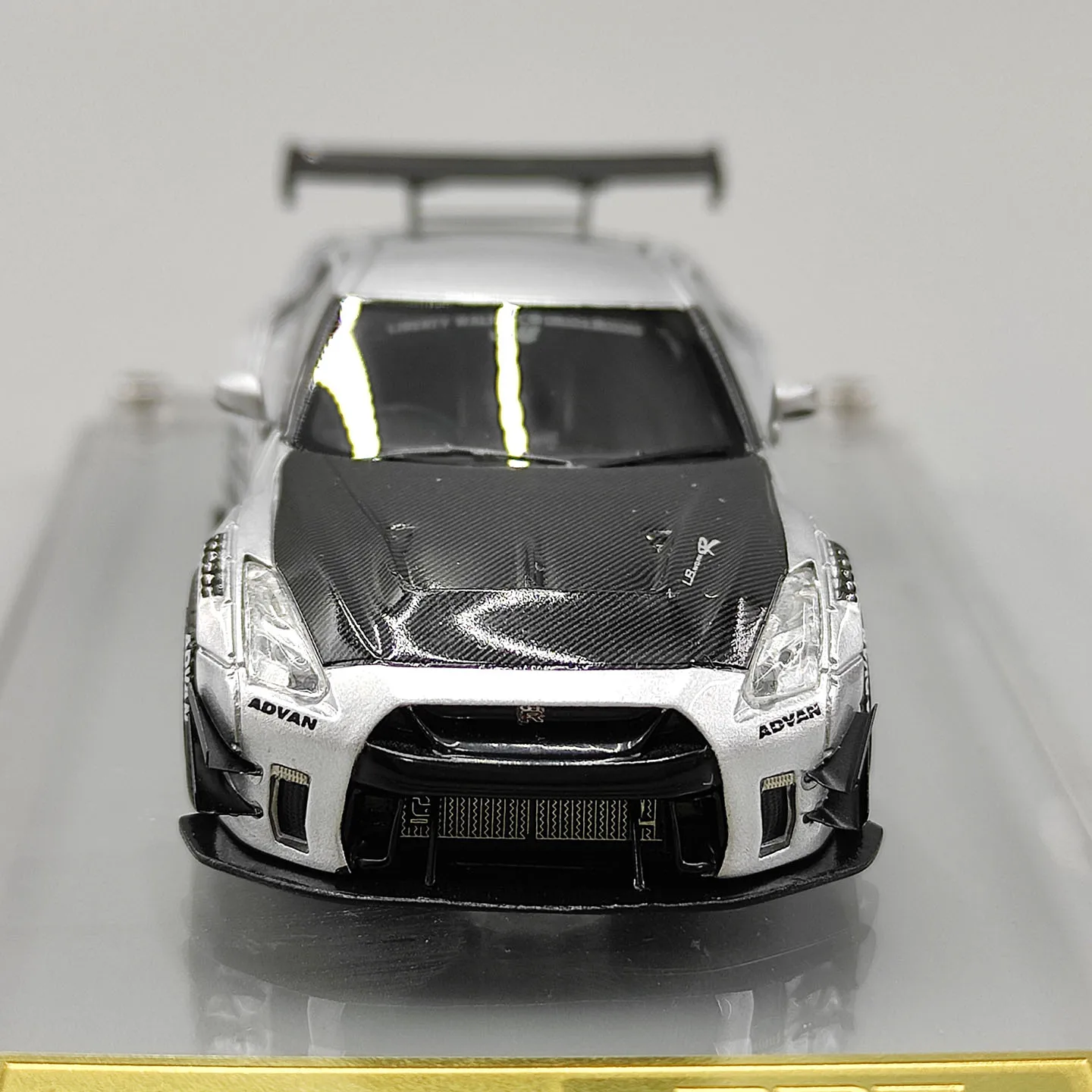 Фото Масштабная модель автомобиля IG 1:64 LB-WORKS GT-R R35 из смолы №4