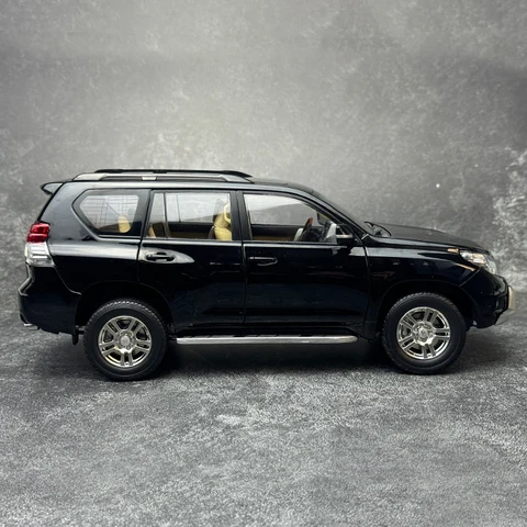 Металлическая модель Toyota Prado 1:18