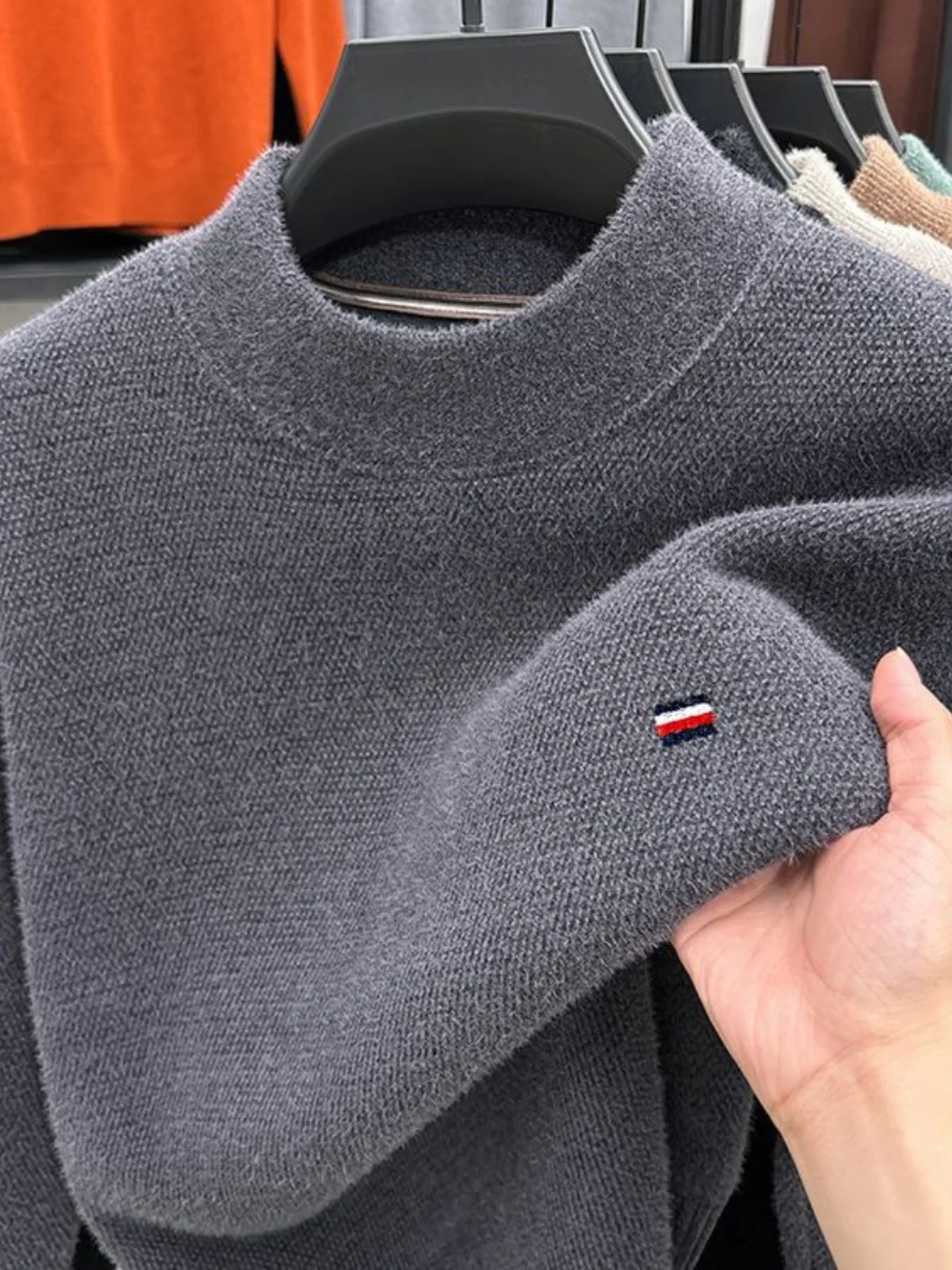 Утолщенный мужской свитер из синели с высоким воротником и флисовой подкладкой