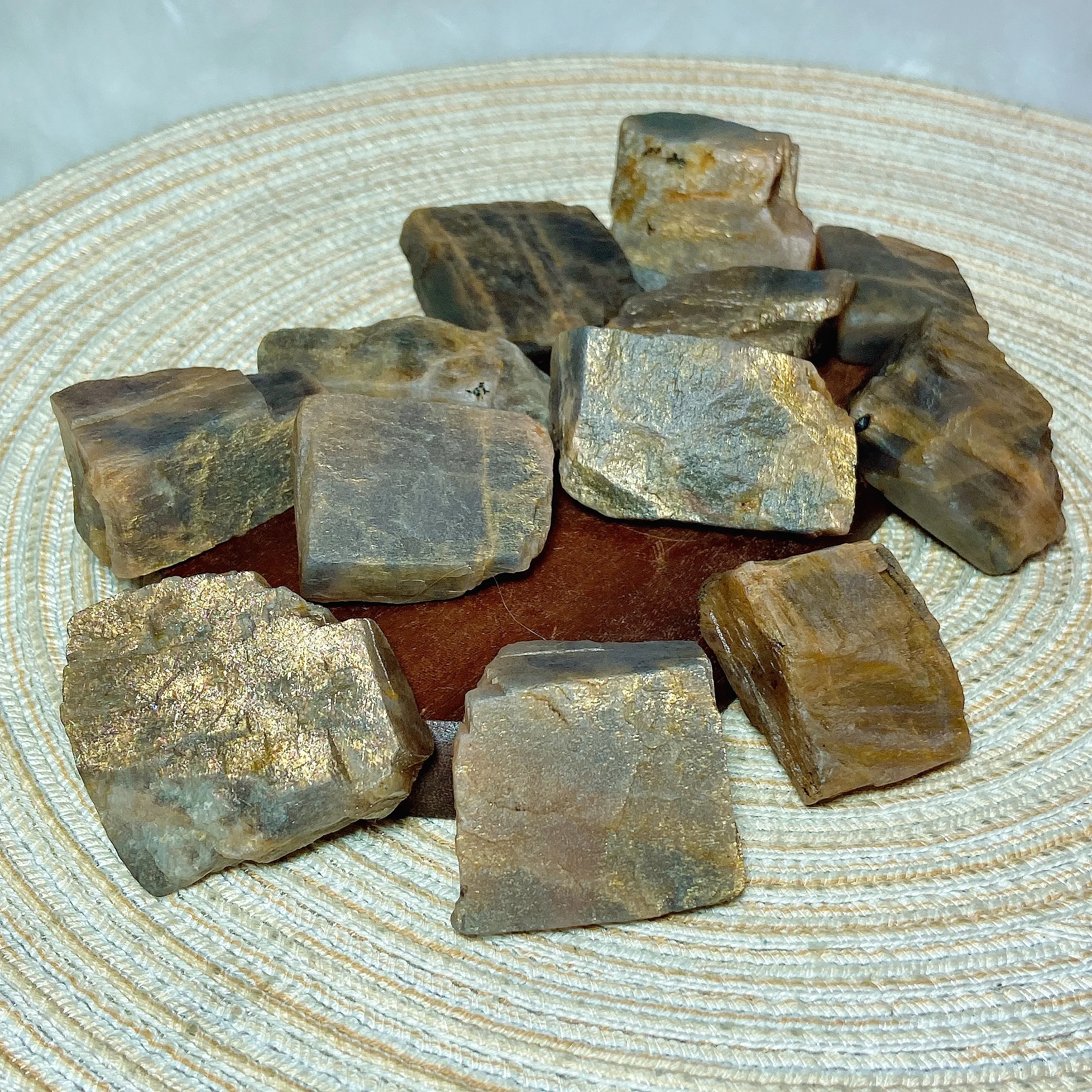 Натуральный хрустальный решетчатый солнцезащитный камень блестящий образец