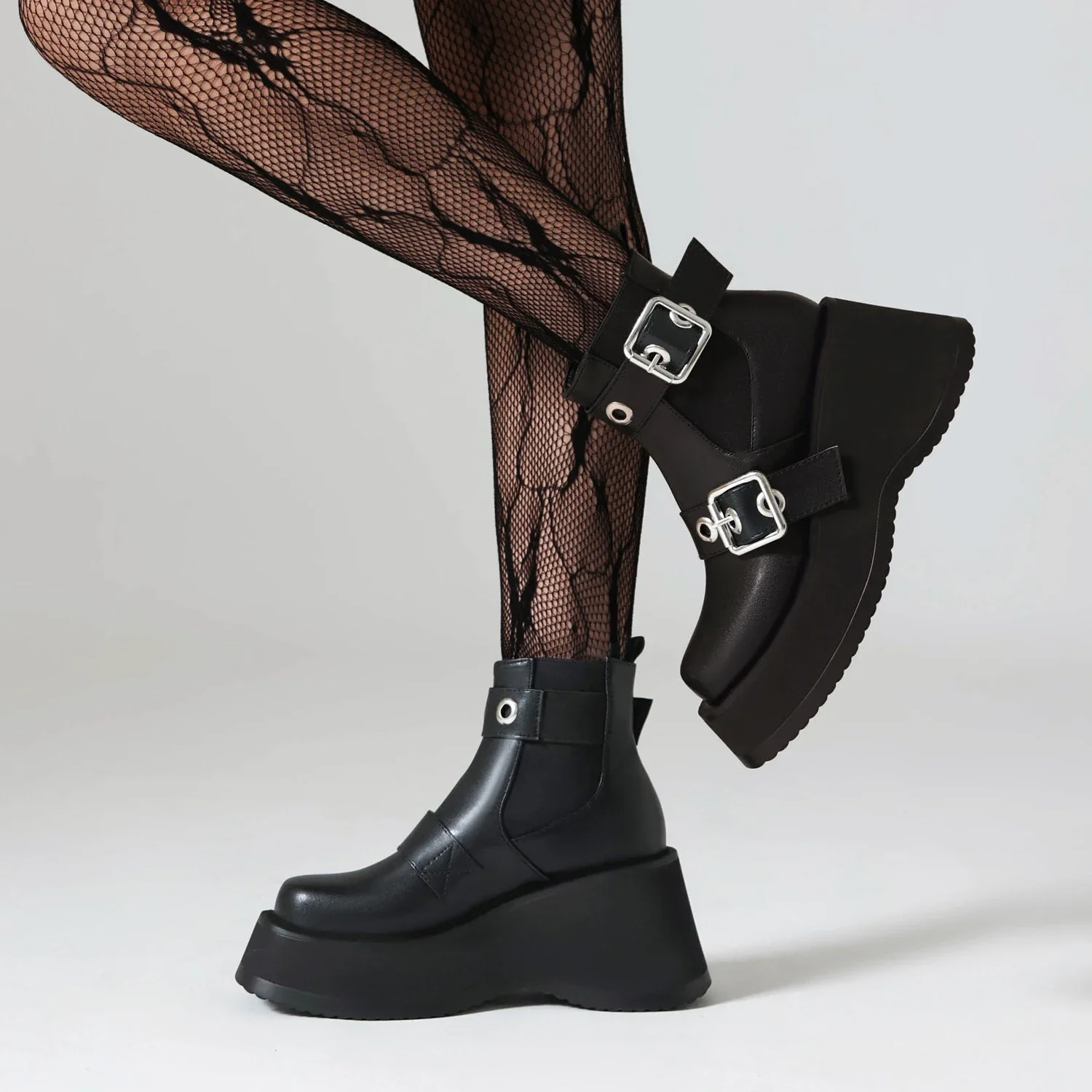 Сапоги-локомотивы в стиле панк с металлической пряжкой на ремне наклонный каблук