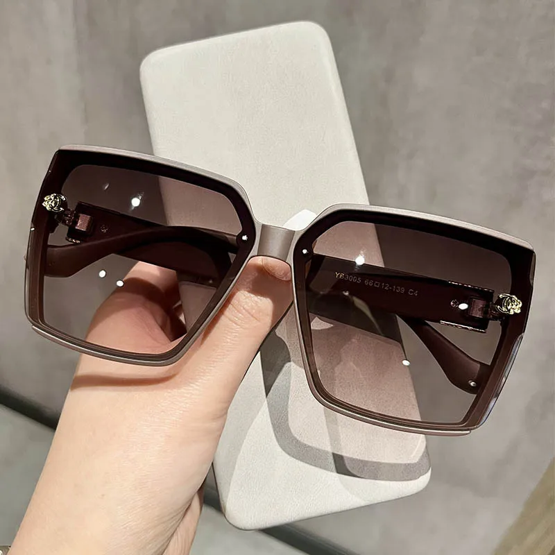 Солнцезащитные очки Квадратные для женщин классические текстурированные темные