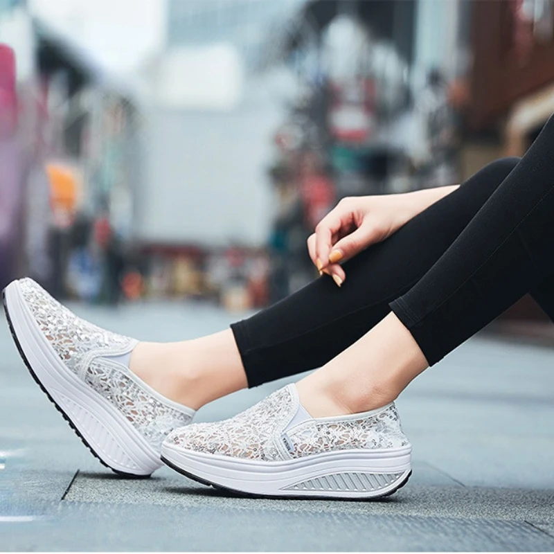 Летняя повседневная черная женская обувь модная на наклонном каблуке однотонная