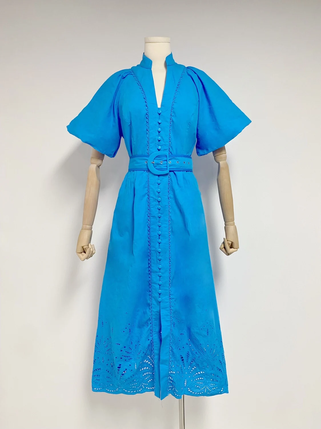 

2023 Summer New French Solid V-Neck Single Breasted Waist Cut Out Embroidery Bubble Sleeve Short Sleeve Temperament Dress