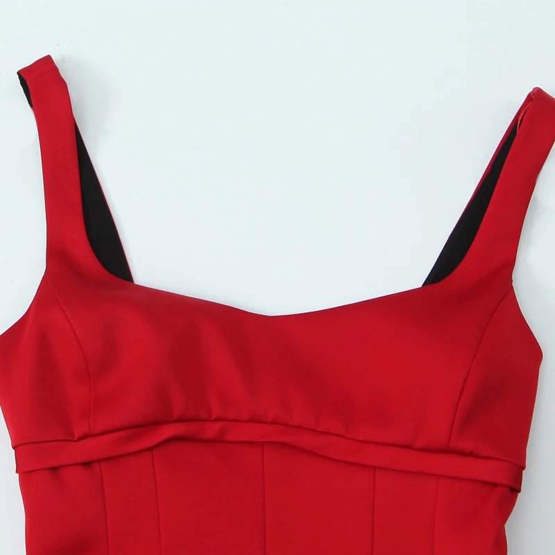 Женское платье без рукавов с вырезом на спине