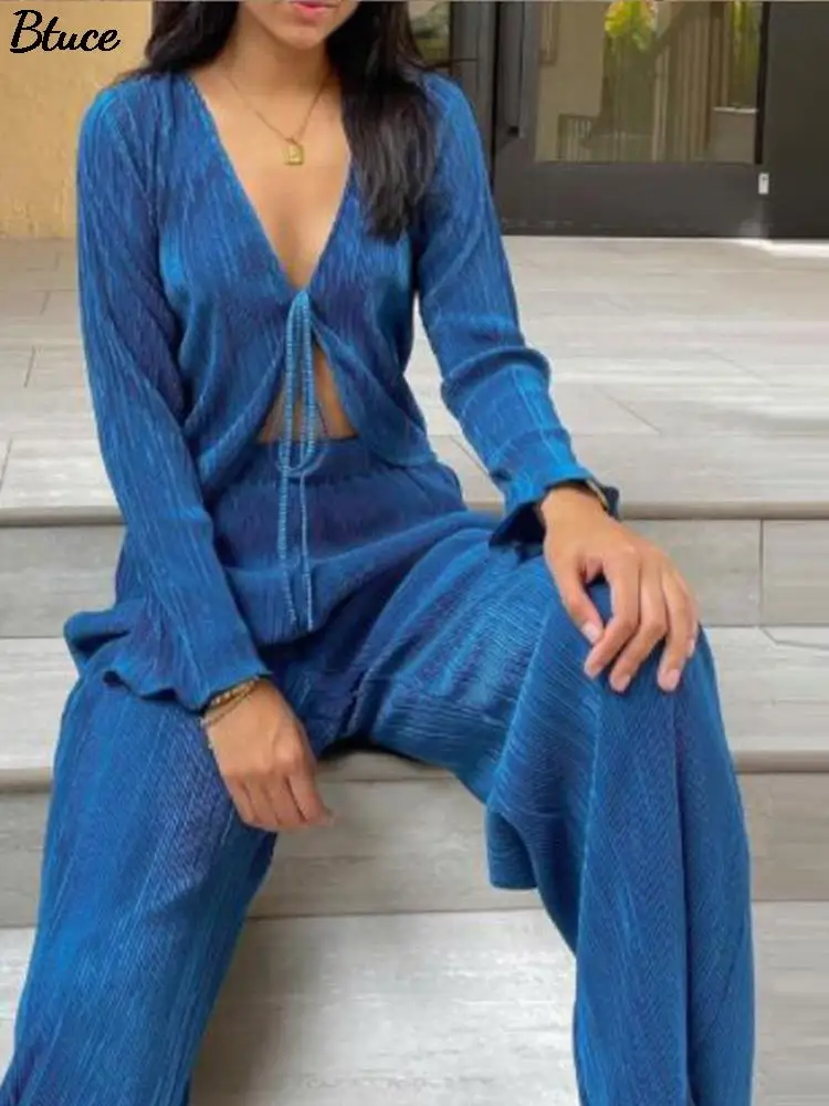 

Костюм женский плиссированный с V-образным вырезом, пикантный топ на шнуровке, брюки с эластичным поясом, повседневный женский костюм из 2 пр...