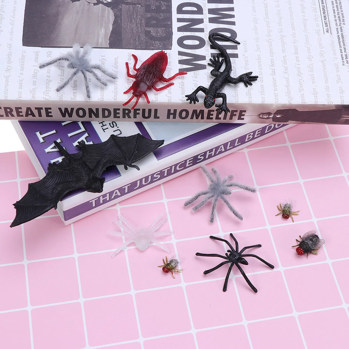 

44pcs Simulation Plastic Bugs Fake Spiders Scorpion Flies Bat for Party Favors Decoration