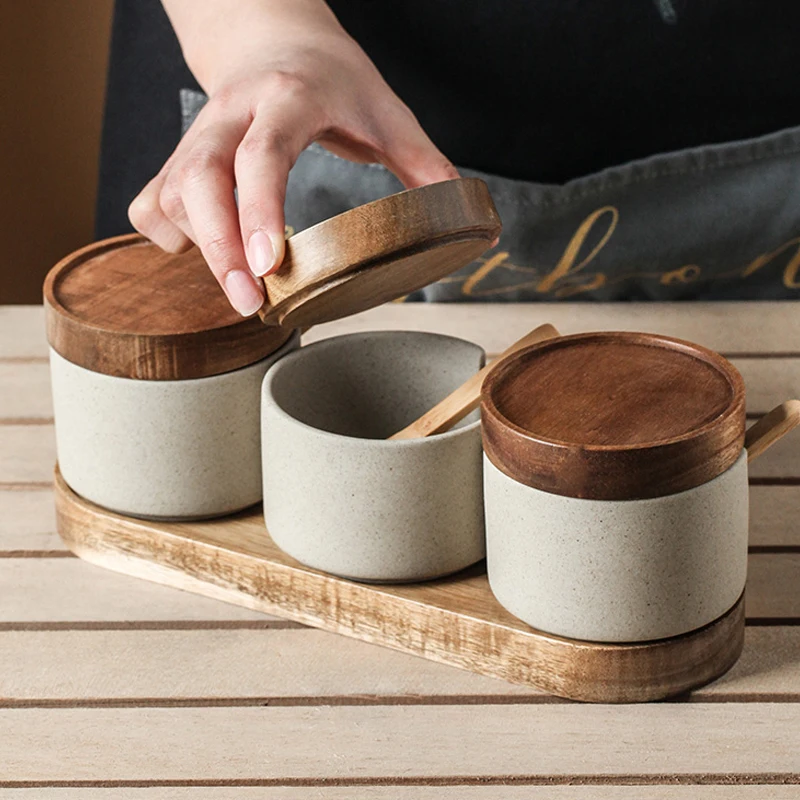 

Японский горшок для приправ в стиле ретро, керамическая кухонная соль из трех частей, семейная деревянная подставка из дерева акации с ложк...