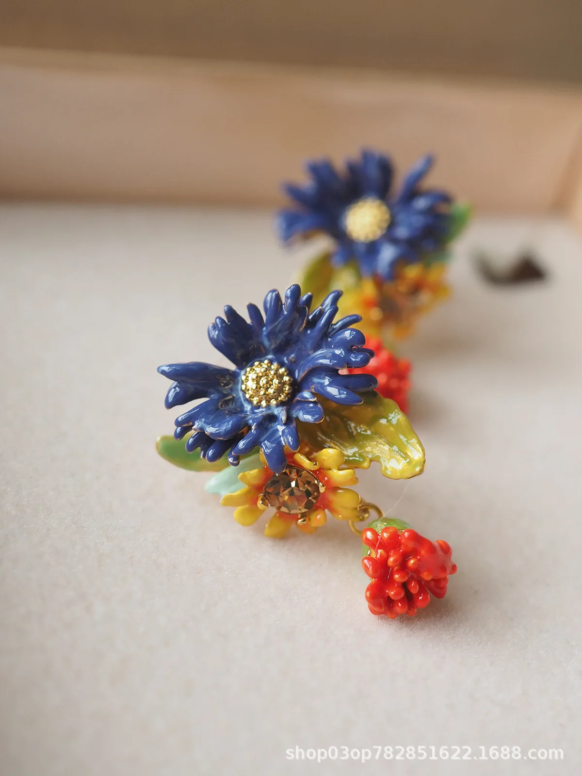 

Middle vintage personality Sen blue Daisy earrings ear clip