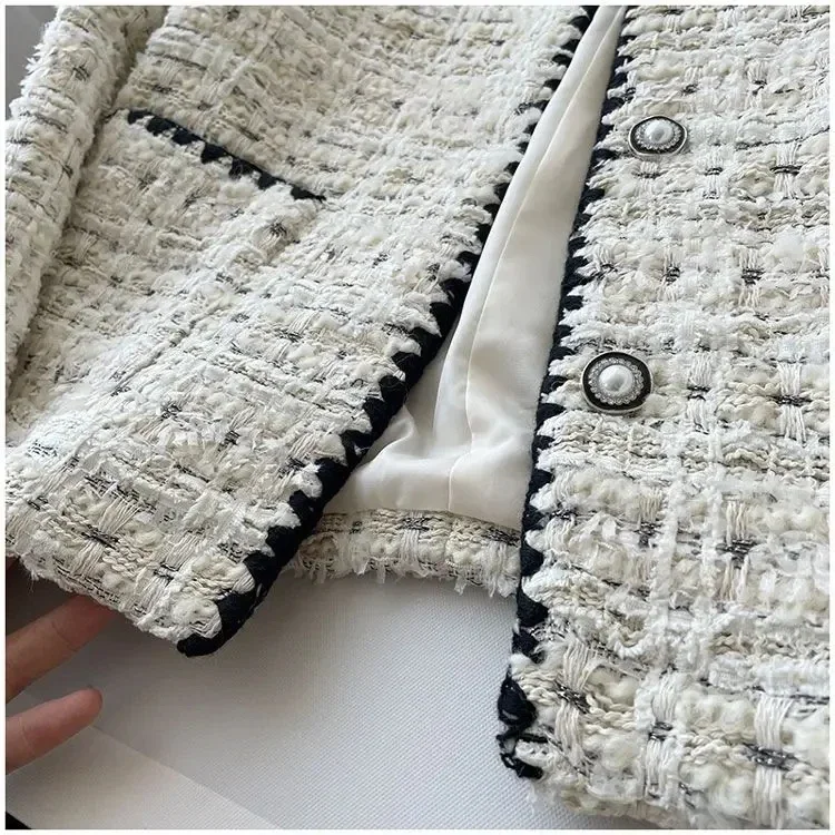 Женская демисезонная куртка с отложным воротником