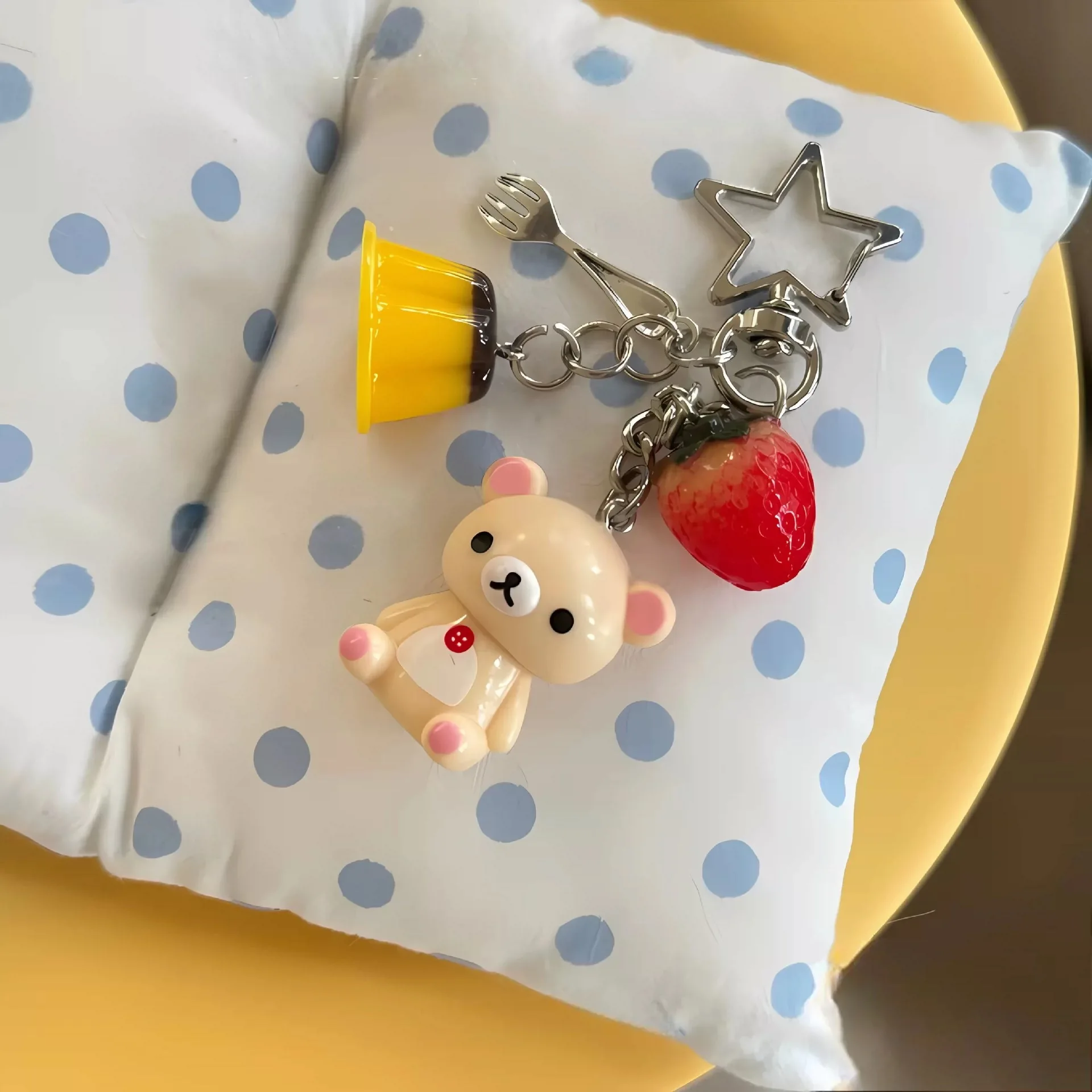 Фото Брелок Rilakkuma Korilakkuma: милый аниме-аксессуар для ключей от машины, модный кулон для сумок, подарок для детей и лучших друзей, классическая игрушка №3