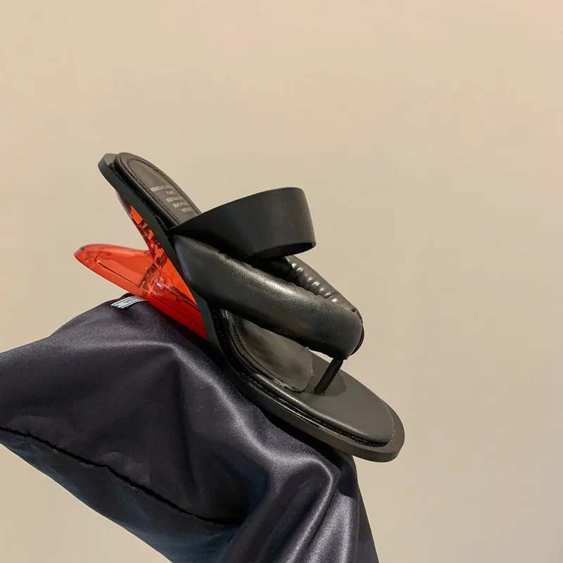 Шлепанцы женские кожаные на высоком каблуке пикантные сандалии в вечерние нем