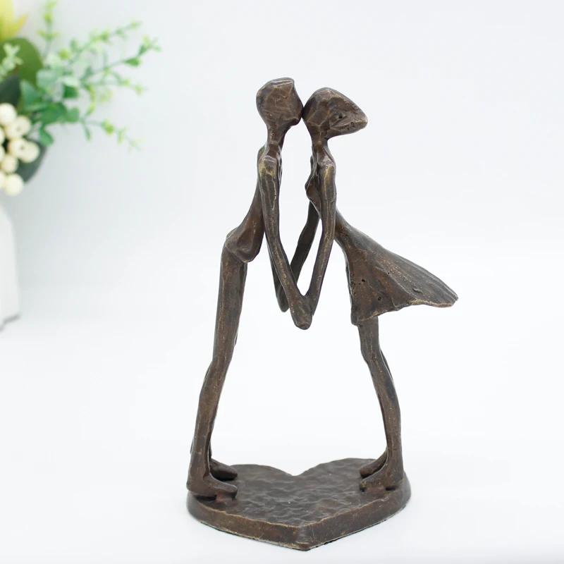 

Cast iron wedding celebration Props Couple kissing ornaments brown furnishing Handmade crafts gift commemorate Valentine's Day