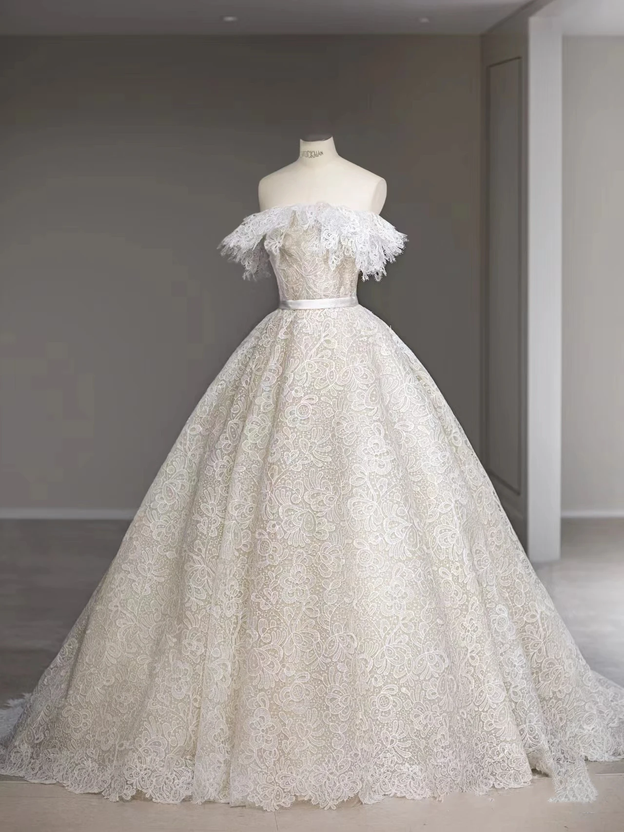 

Элегантное Белое Марлевое вечернее свадебное платье с вышивкой в виде цветка вишни без бретелек с вырезом-пачкой и искусственной вышивкой